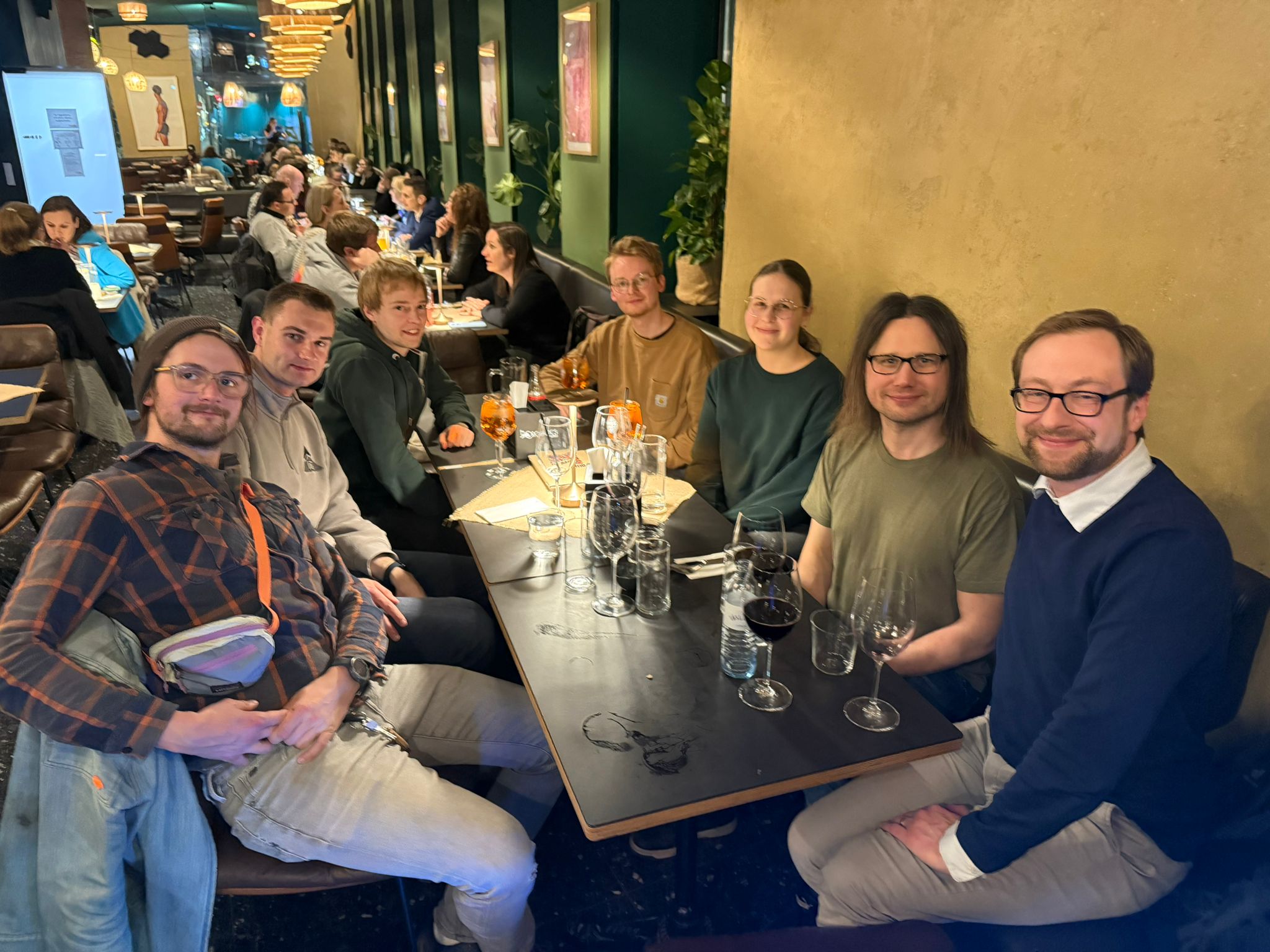 Group picture of the Konrad laboratory at dinner. Dinner guests from left to right: Benedikt Nißl, Cedric Pignot, Moritz Quambusch, Max Schwab, Stefanie Hirsch, David Konrad, David Heppner.